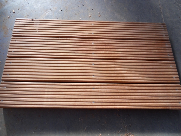 Tali: Tali bois de terrasse de 25mm sur 145 mm de large.